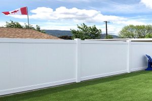 white vinyl full privacy fence